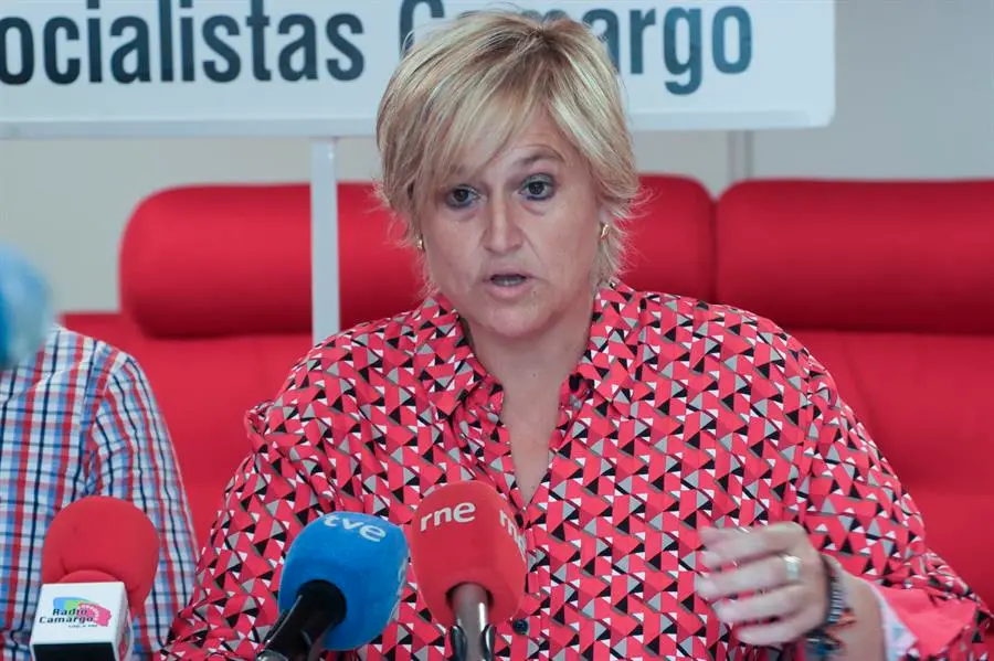La alcaldesa de Camargo, la socialista, Esther Bolado, da una rueda de prensa en la sede del PSOE de Camargo este mi&eacute;rcoles para exigir responsabilidad a su socio de gobierno, el PRC, tras su rechazo a la adjudicaci&oacute;n del contrato de basuras y asegurar que si esto hubiese ocurrido hace dos a&ntilde;os hubiera roto el pacto con los regionalistas. EFE/Celia Ag&uuml;ero