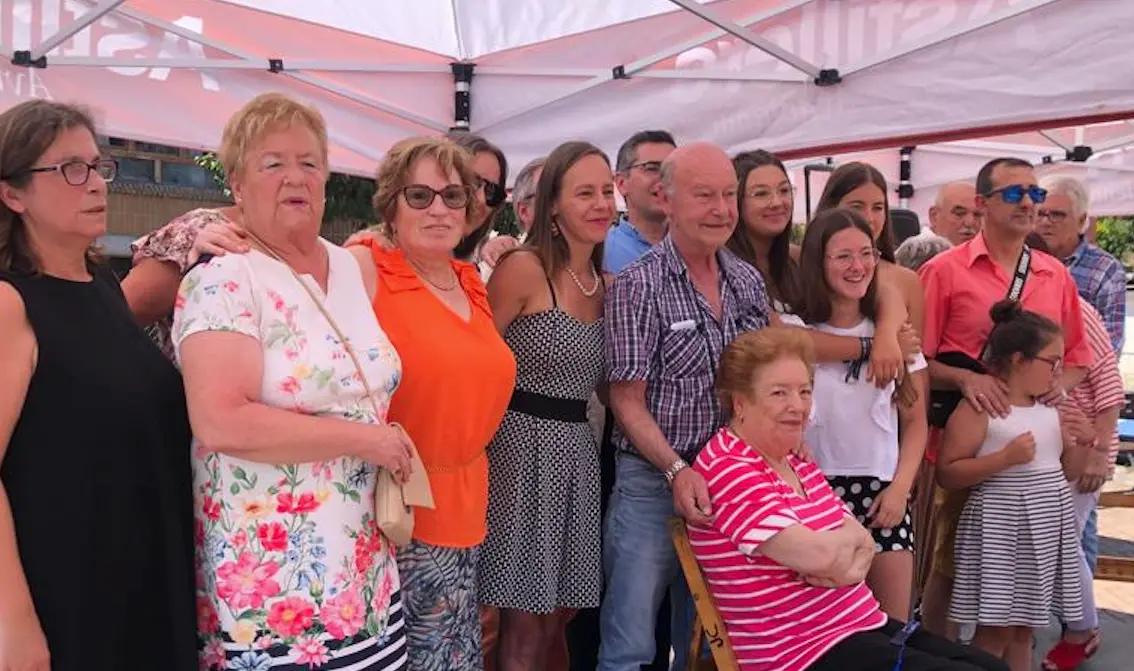 Vecinos de Astillero y Rosi Llata en su emotivo homenaje. / ALERTA