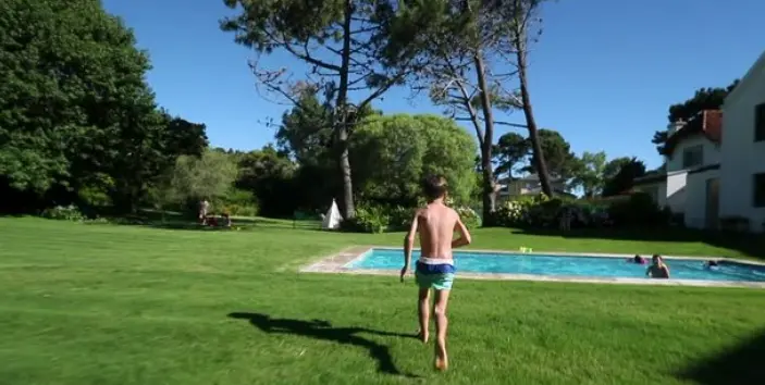 Un ni&ntilde;o se dispone a salta en una piscina, en una fotograf&iacute;a de archivo. / Alerta