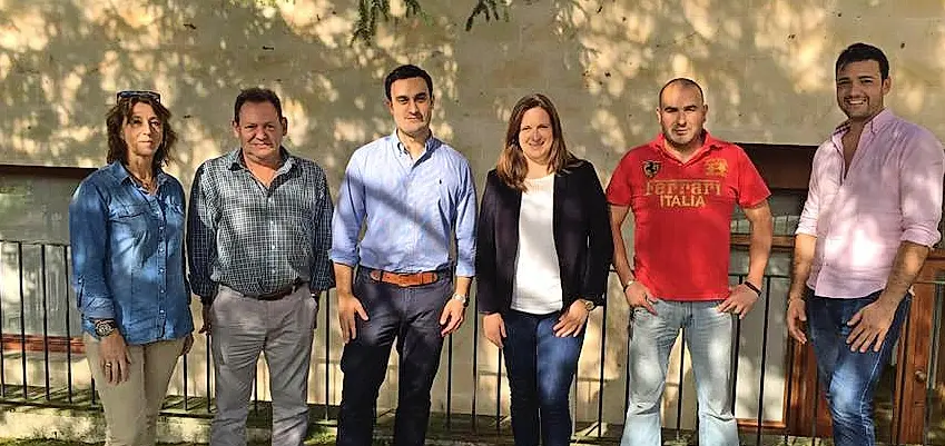 Los seis imputados por presuntos delitos de prevaricaci&oacute;n y malversaci&oacute;n en el Ayuntamiento de Ribamont&aacute;n al Monte, de izquierda a derecha: Mercedes Fern&aacute;ndez, Jes&uacute;s Garc&iacute;a, Joaqu&iacute;n Arco, Lidia Ruiz, Fernando Gonz&aacute;lez y Ra&uacute;l Ferm&iacute;n Ruiz. / ALERTA