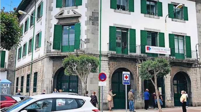Vecinos de Castro esperan en la calle para entrar en el Centro de Salud La Barrera. / ALERTA