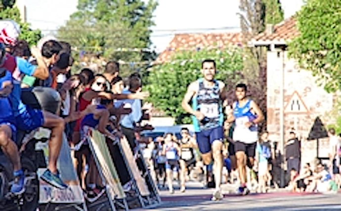 Hicham Sigueni encabezando la carrera en un momento de la prueba. / Alerta