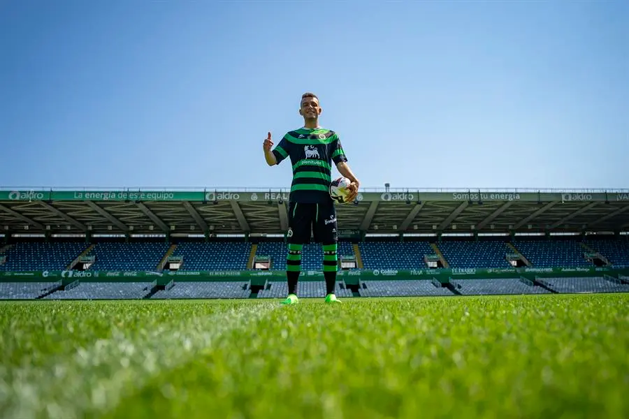 El futbolista &Iacute;&ntilde;igo Vicente posa durante su presentaci&oacute;n como nuevo jugador del Real Racing Club este martes en los Campos de Sport de El Sardinero, en Santander. EFE/ Rom&aacute;n G. Aguilera