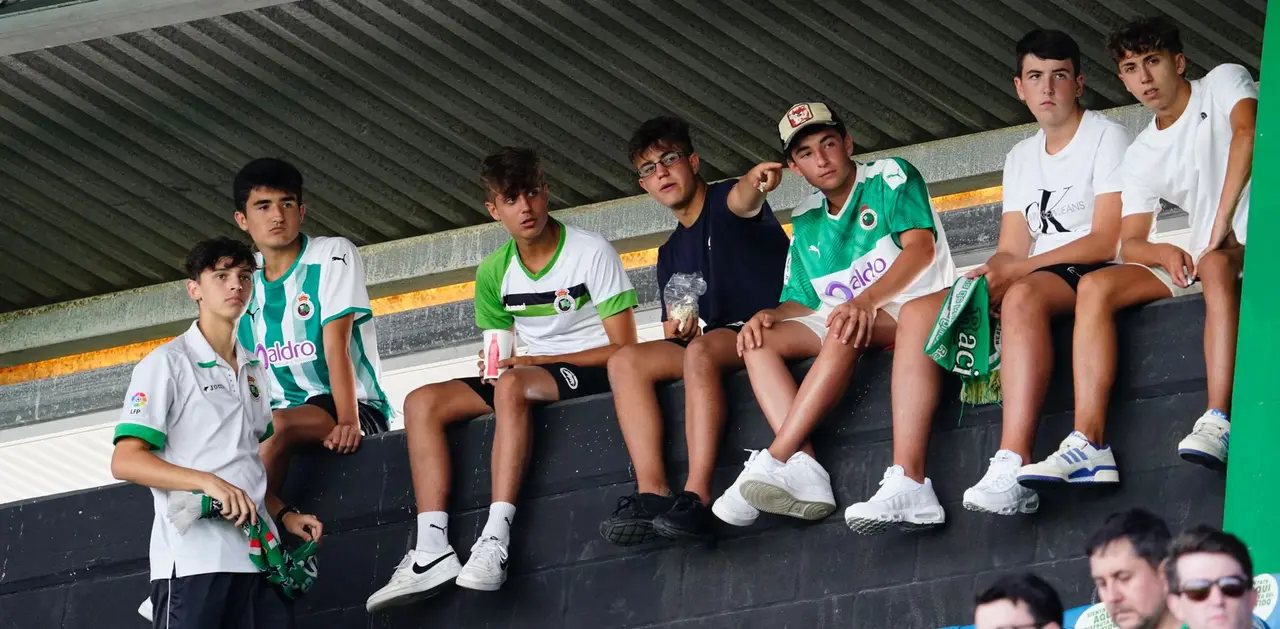 P&uacute;blico asistente al partido. / @realracingclub