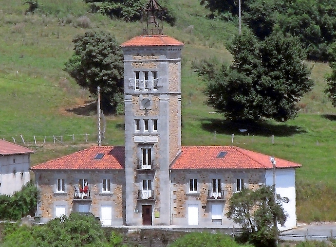 El Ayuntamiento de Soba, lugar donde piden que se celebr&eacute; los plenos. / alerta
