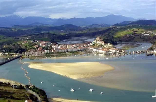 Vista a&eacute;rea del puerto de San Vicente de la Barquera. / ALERTA