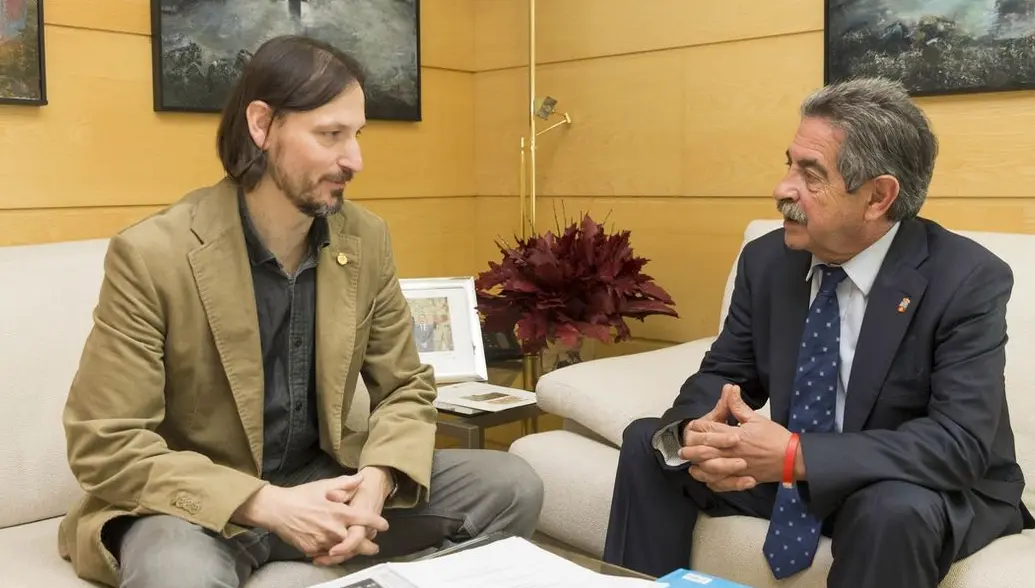 El regionalista Jos&eacute; Miguel Crespo junto a Miguel &Aacute;ngel Revilla. / ALERTA