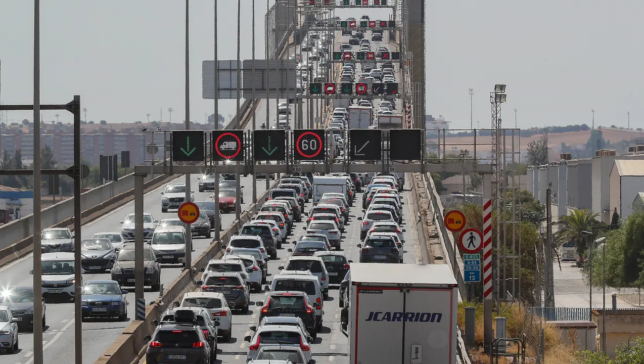 En las carreteras del pa&iacute;s hubo retenciones por la gran afluencia de tr&aacute;fico. / EFE