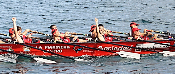 La trainera consigui&oacute; ayer una victoria que supone todo un premio a su buena temporada.