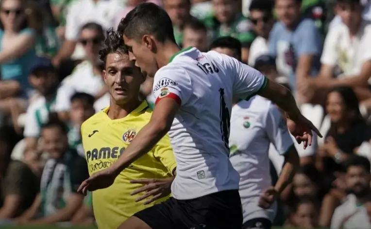 El jugador del Racing durante un lance del partido contra el Villarreal B. / ALERTA