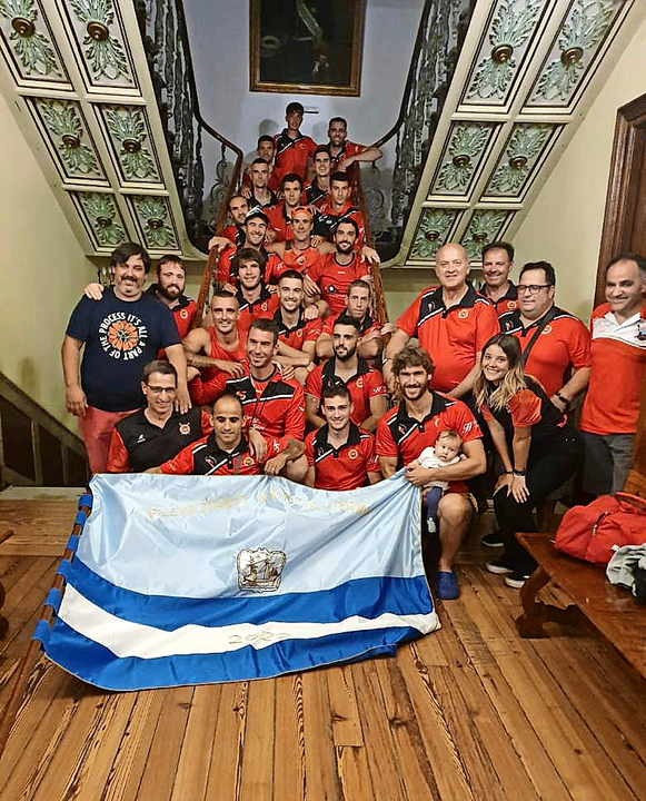 Los remeros de Castro, con la Bandera de Plentzia en el Ayuntamiento.