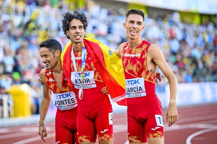 Mohamed Katir celebra con sus compa&ntilde;eros su medalla en 1.500 en el Mundial. / JEAN-CHRISTOPHE BOTT