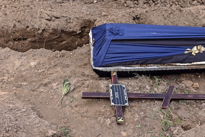 Vista del ata&uacute;d que contiene el cad&aacute;ver de una de las de personas que fueron asesinadas en el distrito de Bucha durante la invasi&oacute;n rusa,. / Roman Pilipey