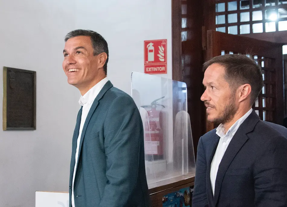 El presidente del Gobierno de Espa&ntilde;a, Pedro S&aacute;nchez (i), a su llegada a una reuni&oacute;n durante su visita a La Palma.  Estefan&iacute;a Briganty / Europa Press
