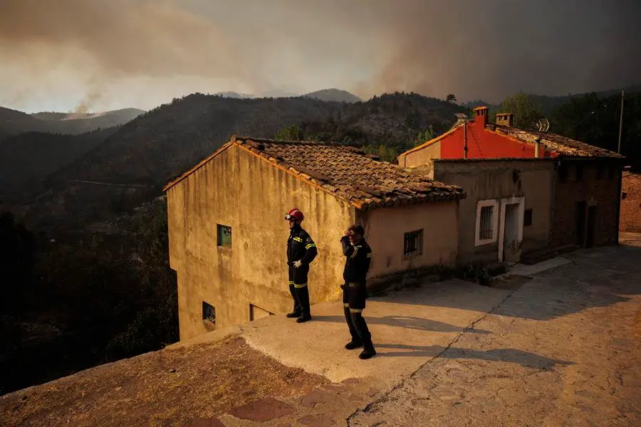 El incendio que se declar&oacute; este lunes en Bej&iacute;s (Castell&oacute;n) sigue activo aunque durante la noche se ha podido trabajar mejor porque las condiciones de humedad han sido m&aacute;s favorables, seg&uacute;n han informado a EFE desde Emergencias de la Generalitat.A primera hora de este martes se han incorporado siete medios a&eacute;reos de la Generalitat y se ha solicitado otros once al Gobierno, uno a Arag&oacute;n y otro a Castilla-La Mancha. Durante la noche han trabajado en el lugar alrededor de 200 efectivos entre bomberos forestales de la Generalitat, bomberos del Consorcio de Castell&oacute;n, de la Unidad Militar de Emergencias ( en la imagen) y de la Guardia Civil, as&iacute; como de otros cuerpos de seguridad.EFE/ Biel Ali&ntilde;o