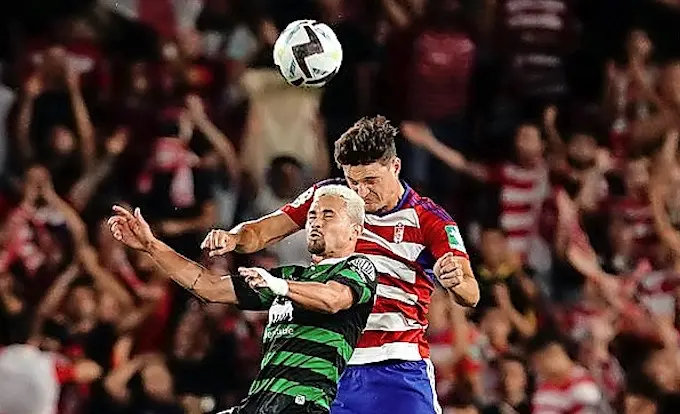 Matheus, peleando un bal&oacute;n a&eacute;reo ayer en Los C&aacute;rmenes. / GRANADA CF