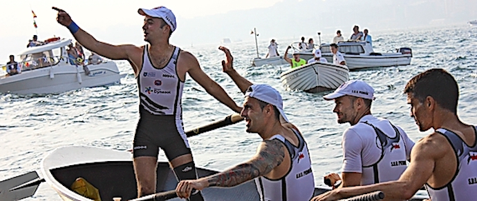Kewin Ruiz, junto a Roberto Labrada y Miguel Lado, que le ayudaron a gobernar el bote tras romperse el tolete.