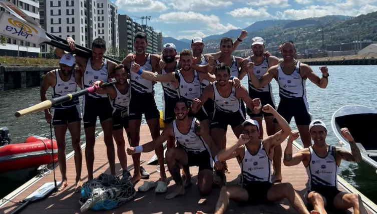 Los remeros de Pedre&ntilde;a, plet&oacute;ricos al desembarcar en Bilbao habiendo conseguido su gran objetivo.