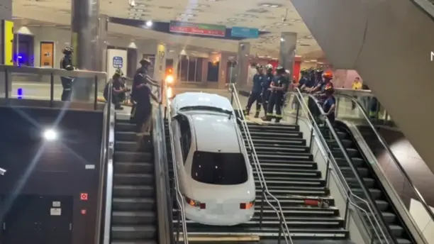 Roba un coche y se queda atrapado en las escaleras del intercambiador de Plaza El&iacute;ptica en Madrid