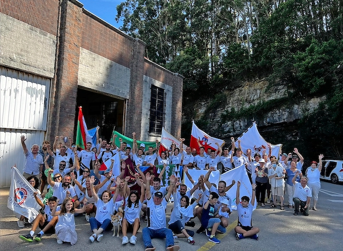 La expedici&oacute;n pedre&ntilde;era fue recibida por toda su gente tras conseguir el objetivo el domingo. / SDR PEDRE&Ntilde;A
