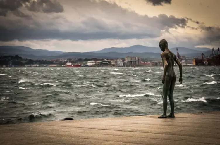 Vista de la estatua de Los Raqueros en Santander. / ALERTA