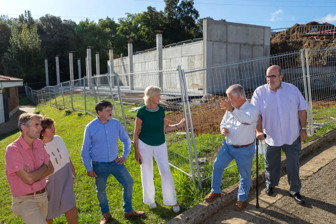 La consejera de Educaci&oacute;n, Marina Lomb&oacute;, en su visita a las obras en el centro educativo. / ALERTA