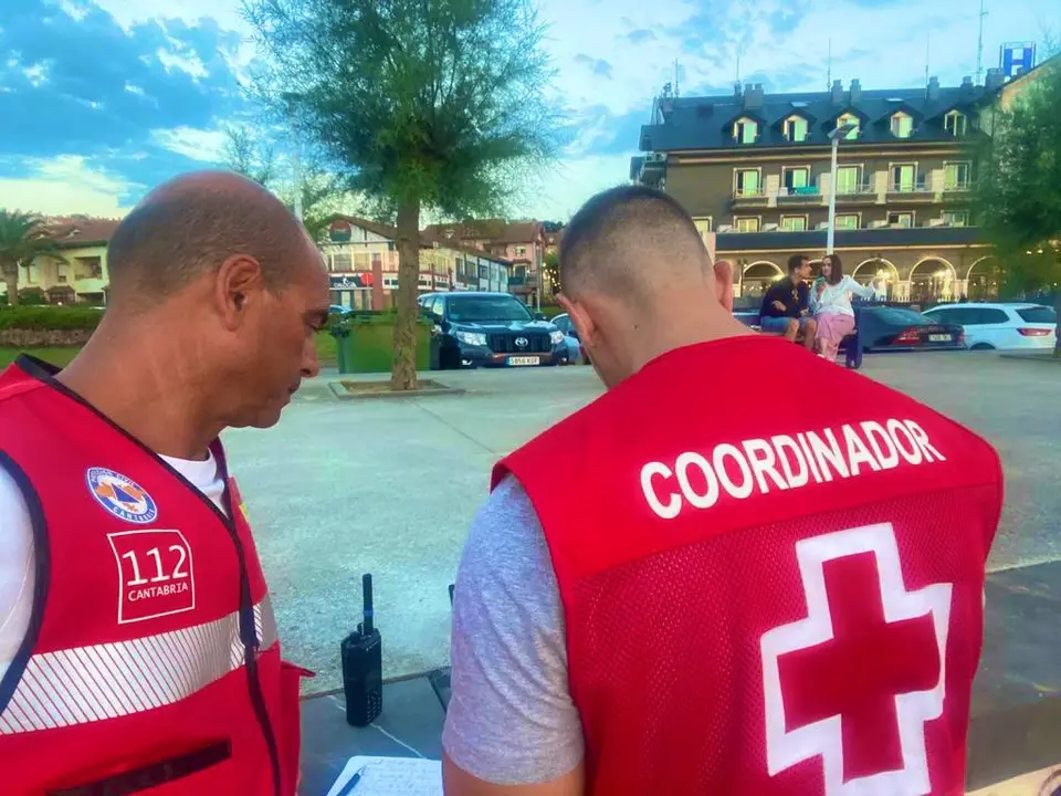 Coordinadores del Puesto de Mando de apoyo log&iacute;stico instalado en la playa de Usil en Mogro. / ALERTA