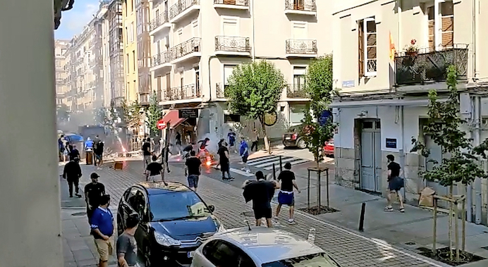 Las dos hinchadas lanz&aacute;ndose bengalas durante los disturbios en la calle Pe&ntilde;a Herbosa. / ALERTA