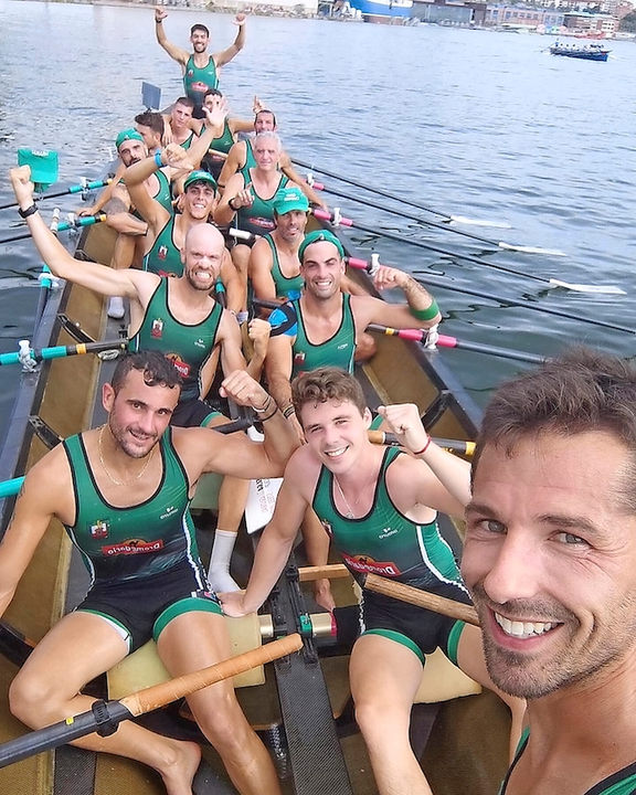 La tripulaci&oacute;n de la &lsquo;Virgen del Carmen&rsquo;, tras su &uacute;ltima regata del a&ntilde;o.