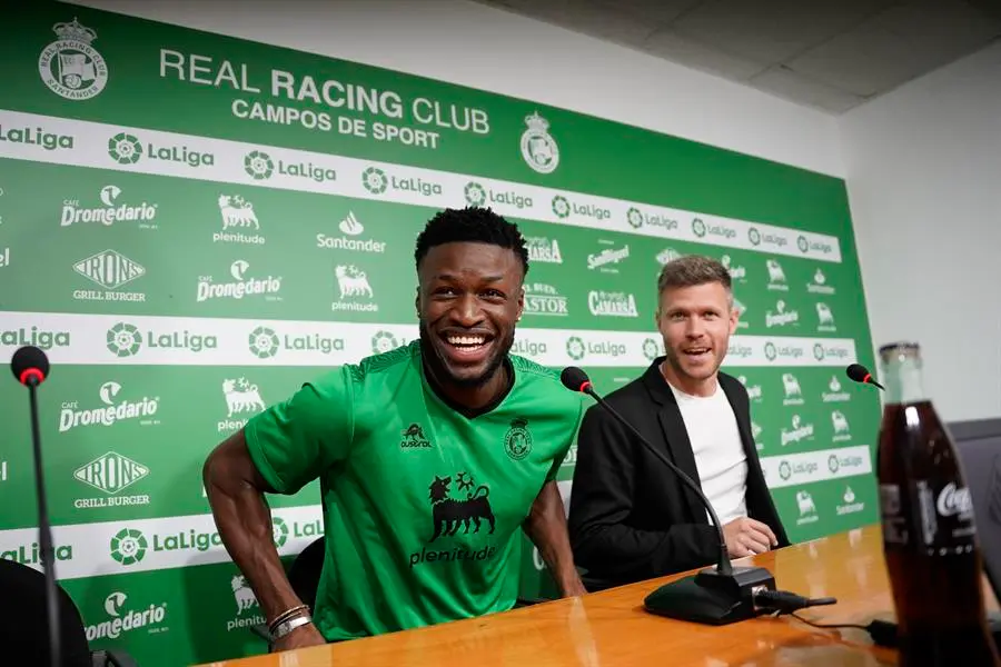 El delantero senegal&eacute;s Sekou Gassama (i) durante su presentaci&oacute;n como nuevo jugador del Racing del Santander este martes en el estadio de El Sardinero. EFE/ Rom&aacute;n G. Aguilera