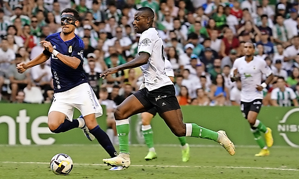 Cedric, en el partido del domingo contra el Oviedo, a punto de tener la ocasi&oacute;n que pudo valer el empate. / RRC