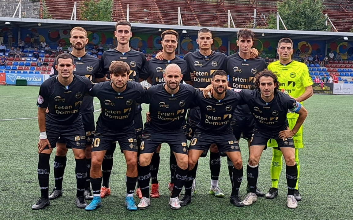 Los jugadores del Laredo posan antes del partido ante el Langreo.