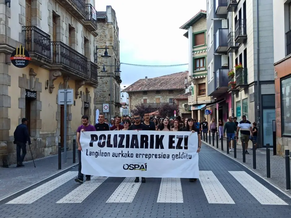 Manifestaci&oacute;n contra la presencia de la Guardia Civil en Alsasua en la jornada del Ospa Eguna.
