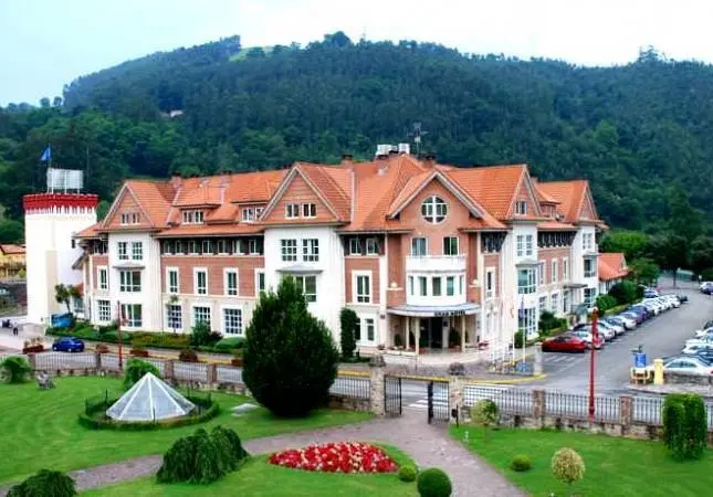 Vista del Hotel Balneario de Puente Viesgo.