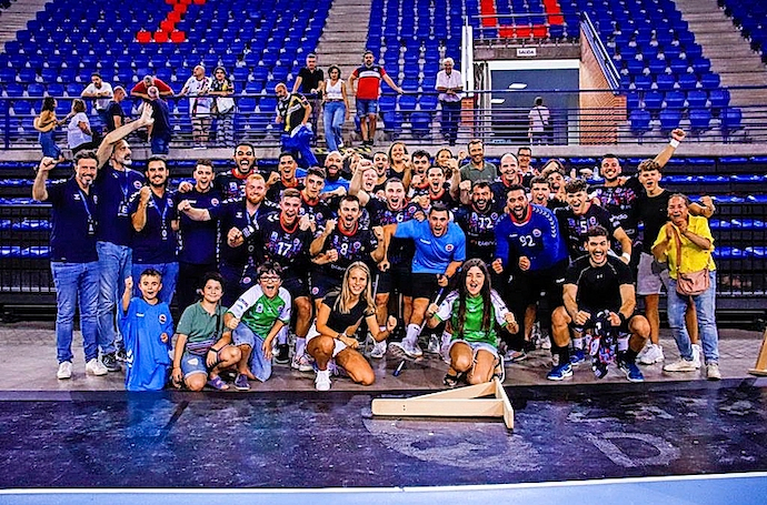 Jugadores, t&eacute;cnicos y aficionados del Sinf&iacute;n tras ganar en Logro&ntilde;o. / BM. SINF&Iacute;N