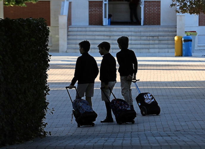 Varias ni&ntilde;os a la entrada del colegio. / EP