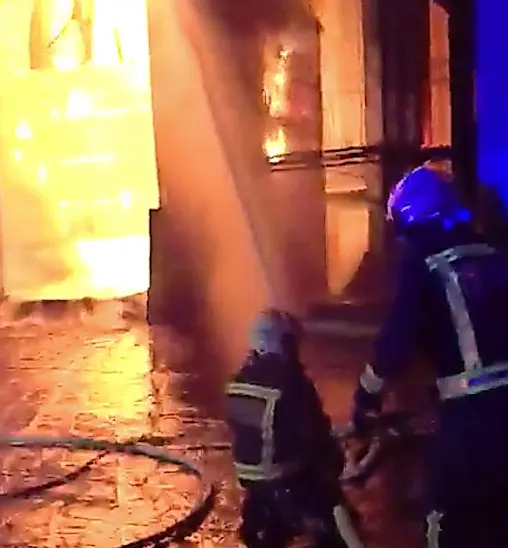 Los Bomberos del 112 lograron sofocar las llamas y extinguir el incendio. / ALERTA