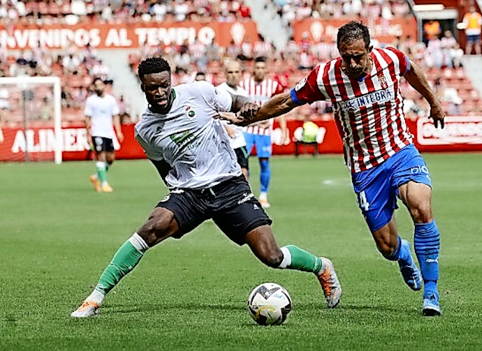 Sekou, faj&aacute;ndose con un rival en El Molin&oacute;n. / LA LIGA