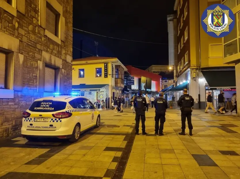 Agentes de la Polic&iacute;a Local ayer en la Zona de Vinos de Torrelavega. / ALERTA