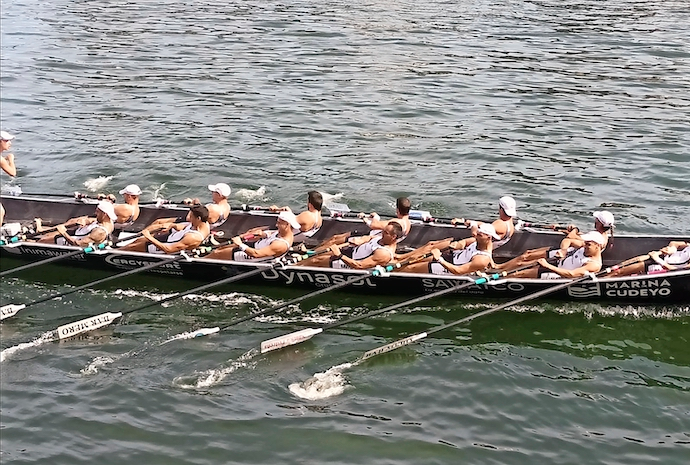 La trainera de Pedre&ntilde;a, el domingo en aguas de Portugalete.
