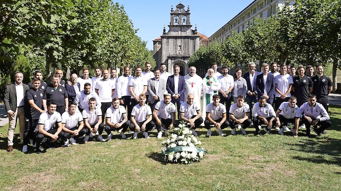 La expedici&oacute;n desplazada ayer al Santuario de la Bien Aparecida antes de cumplir con la ofrenda floral. / RRC