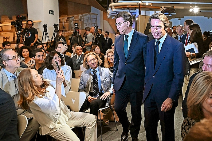 MADRID, 23/09/2022.- El expresidente del Gobierno y presidente de la Fundaci&oacute;n FAES, Jos&eacute; Mar&iacute;a Aznar (d), junto al l&iacute;der del PP, Aberto N&uacute;&ntilde;ez Feij&oacute;o, a su llegada a la clausura del campus FAES "Europa despu&eacute;s de la invasi&oacute;n rusa de Ucrania", este viernes en Madrid. EFE/ Fernando Villar
