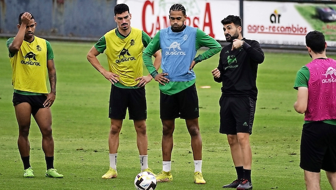 Fern&aacute;ndez Romo, junto a Mboula y Arturo, que por fin volver&aacute; a estar disponible ma&ntilde;ana. / RRC