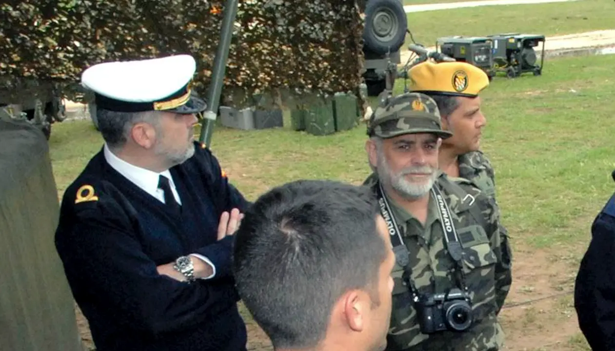 Un grupo de reservistas voluntarios de diferentes unidades militares espa&ntilde;olas en el campamento base del Regimiento de Transmisiones n&ordm;1 desplegado en Lerma y sus alrededores. EFE/Federico V&eacute;lez