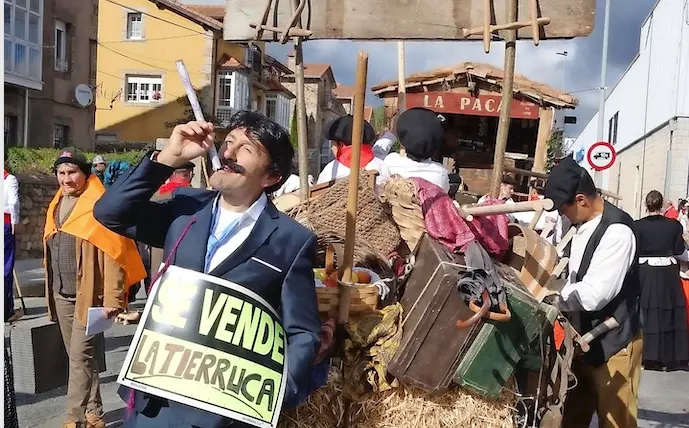 Una caricaturizaci&oacute;n del Revilla con su puro, y un cartel que reza: Se vende la tierruca.