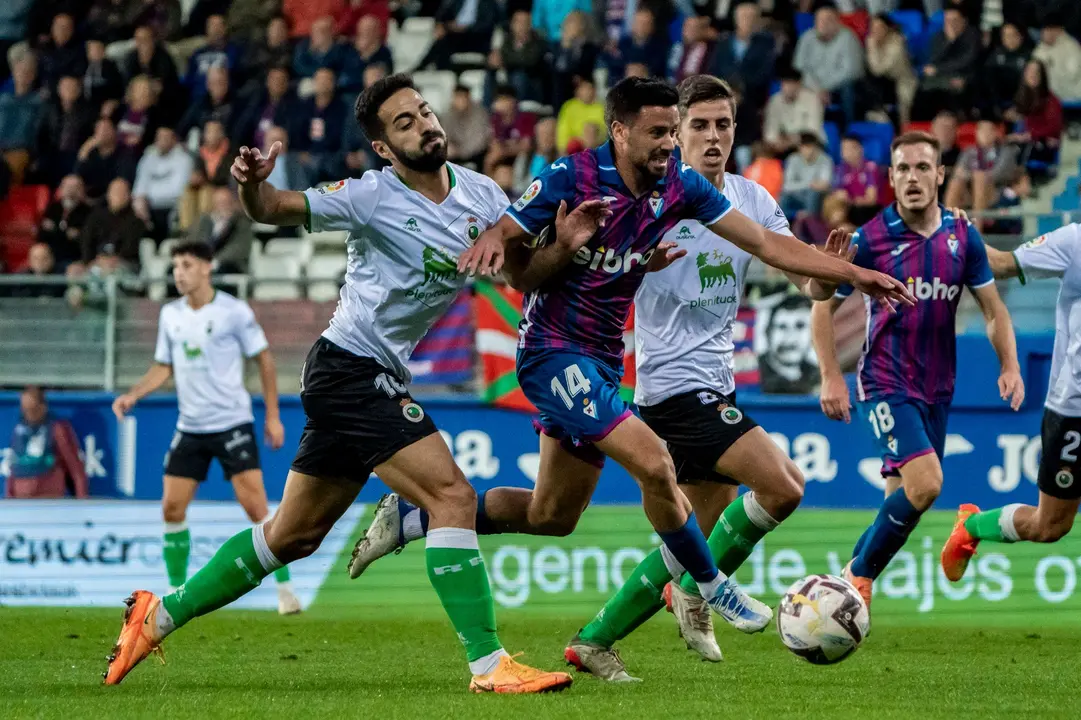 Los jugadores del Racing y Eibar durante el partido de la pasada jornada de Segunda. / EI
