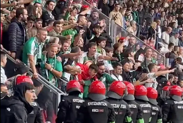 Los agentes de la Ertzaintza y los aficionados del Racing en Ipurua. / TWITTER