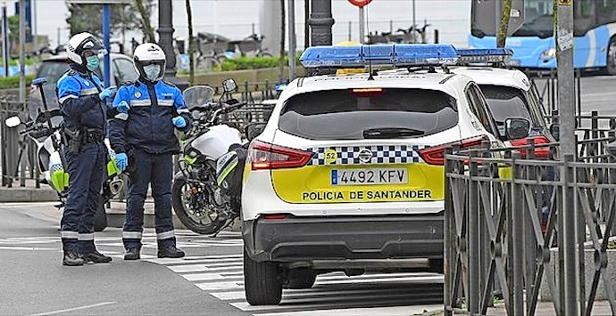 Dos agentes de la Polic&iacute;a Local de Santander durante un control rutinario. / ALERTA