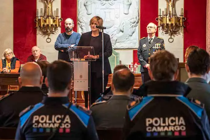 El sal&oacute;n de plenos del Ayuntamiento de Camargo ha acogido la entrega de condecoraciones y distinciones que otorga la Polic&iacute;a Local. Alberto.G.Ibañez
