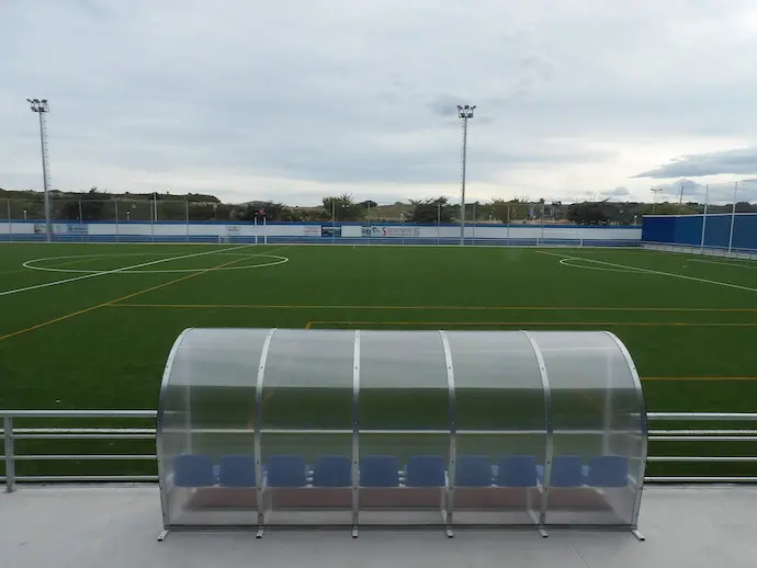 Vista del renovado campo de f&uacute;tbol de Suances que podr&aacute; albergar un proyecto deportivo de primer orden, con equipos de todas las categor&iacute;as. / alerta